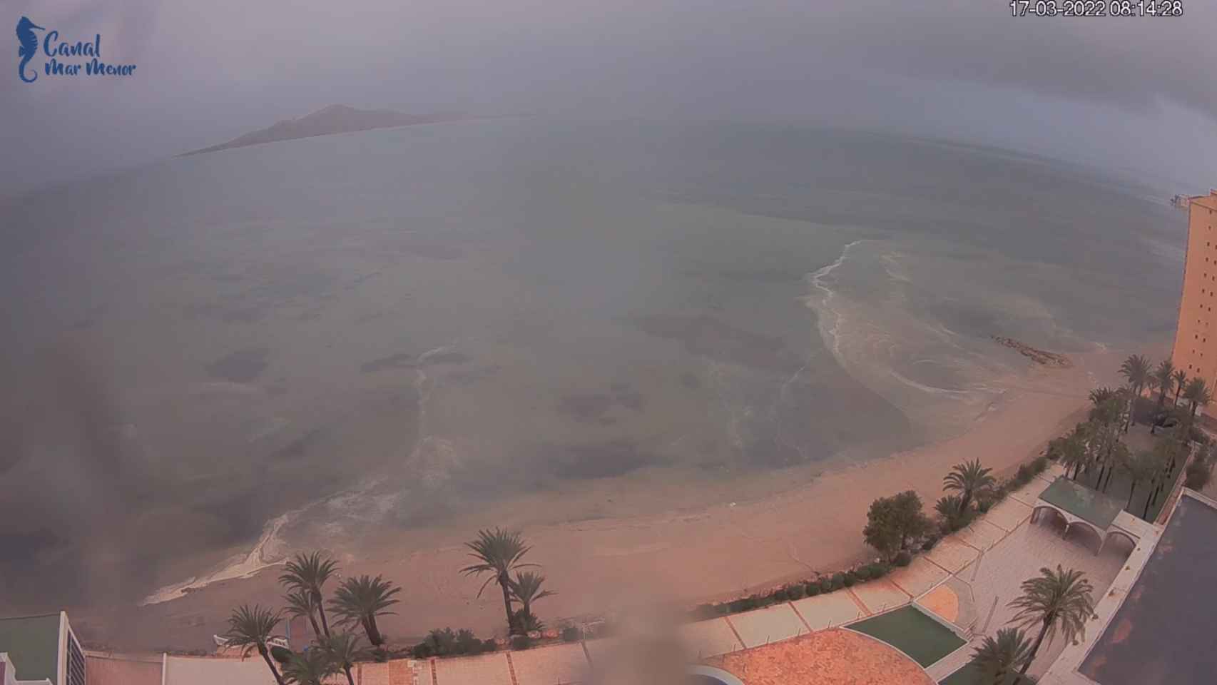 La calima y las lluvias torrenciales de los últimos días han dejado una imagen preocupante del agua del Mar Menor.