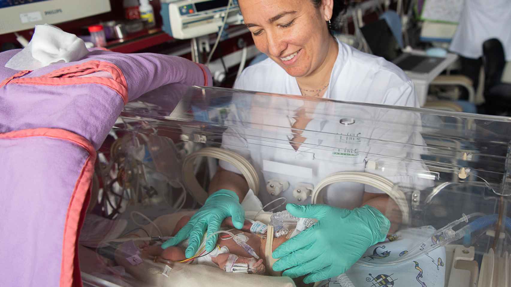 Un niño prematuro en una incubadora. FOTO: Hospital Clínic de Barcelona.