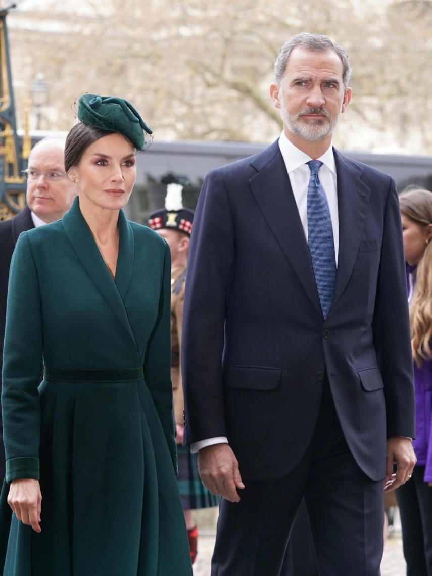 La Reina ha lucido un tocado en forma de lágrima del que sale un pequeño detalle que imita un lazo.