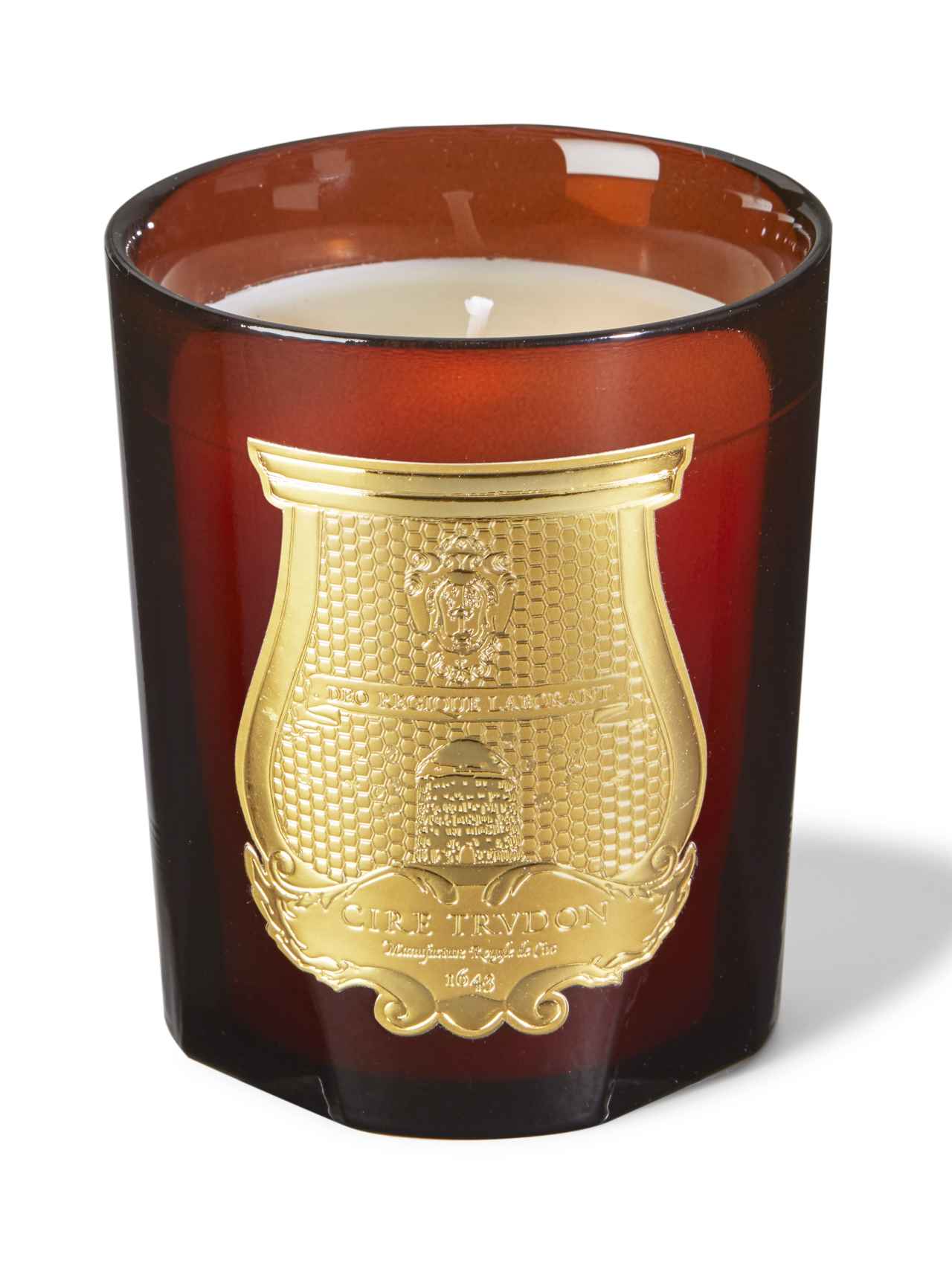 La Maison Trudon destina el 4% de las ventas de esta vela perfumada Cire, una composición en torno a la fragancia de Absoluto de Cera de Abejas, a la protección de la Abeja Negra. P.V.P.: 85 € / 270 gr.