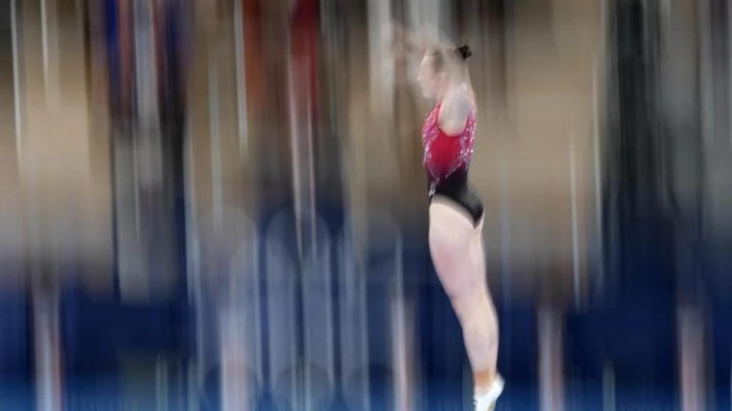 Una gimnasta canadiense durante los Juegos Olímpicos de Tokio 2020.