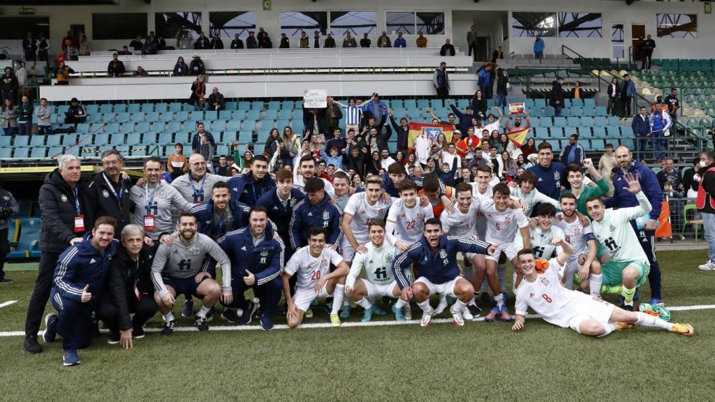 La foto de familia de la Selección Sub21 tras la clasificación.