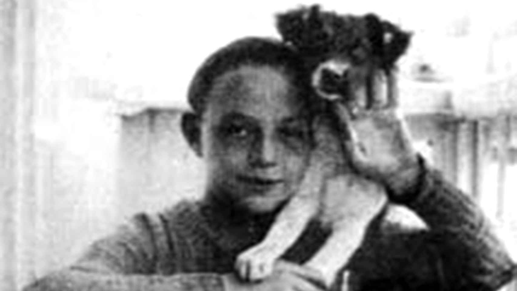 José Hierro en 1935 con su perra Nelly