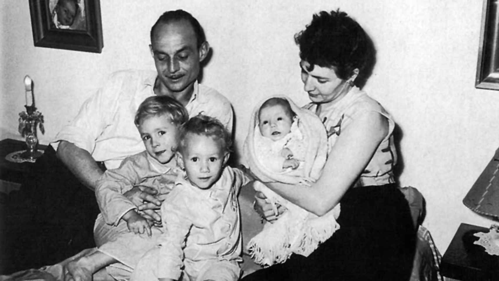 José Hierro con su esposa y sus hijos mayores (1954)