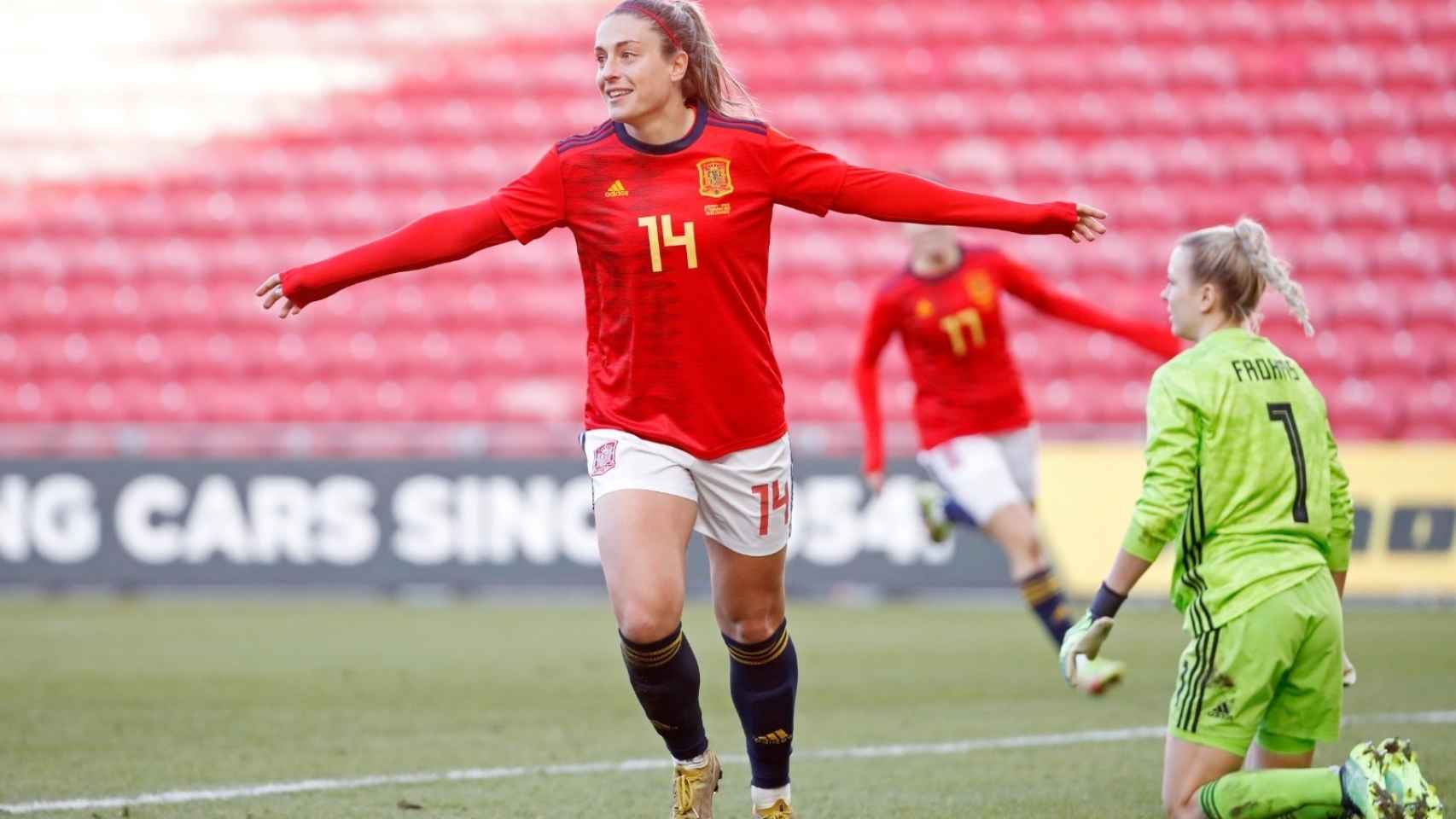 Alexia Putellas celebra un gol con España.