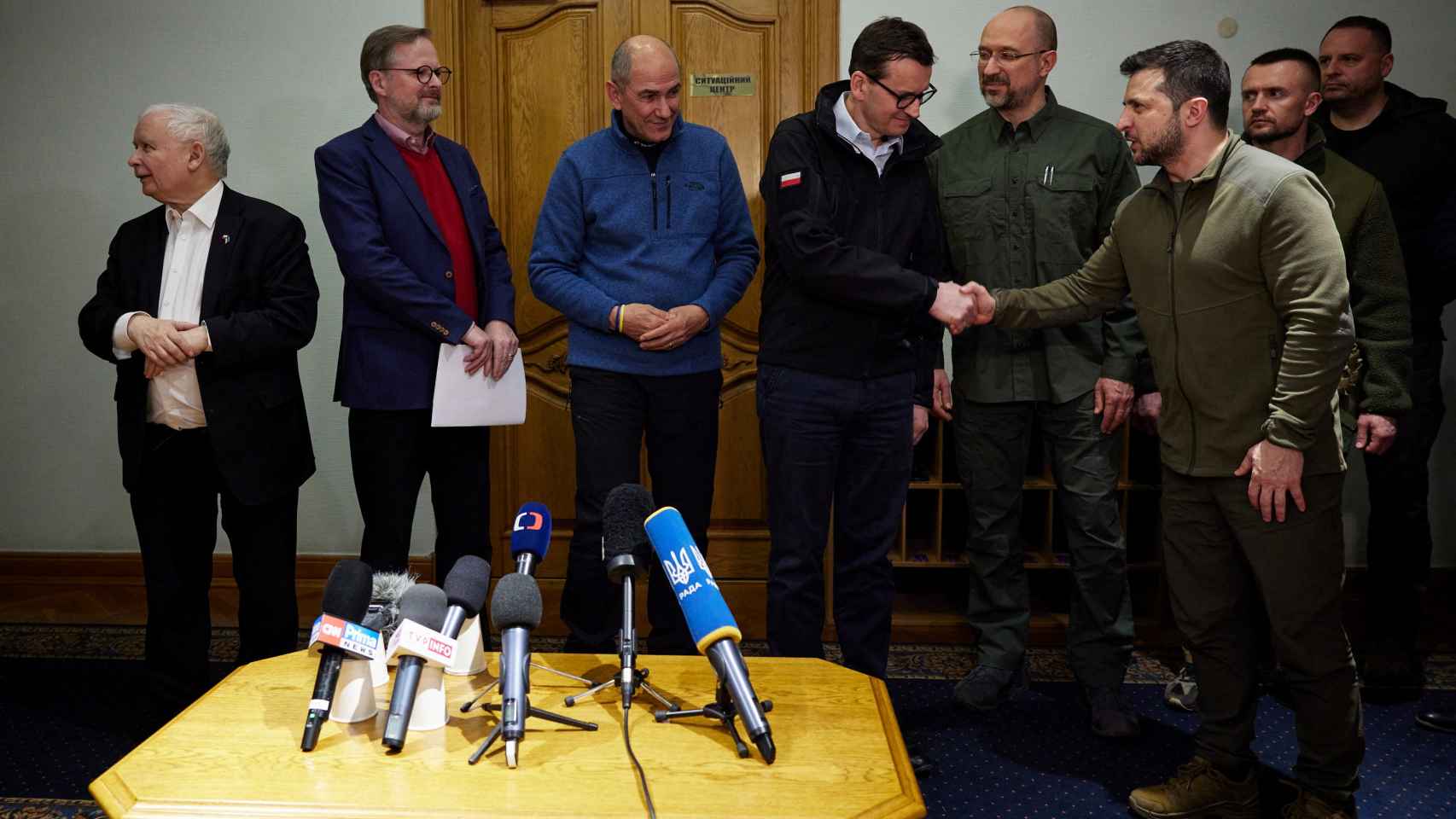 Mateusz Morawiecki saluda a Volodimir Zelenski durante su visita a Kiev el 15 de marzo