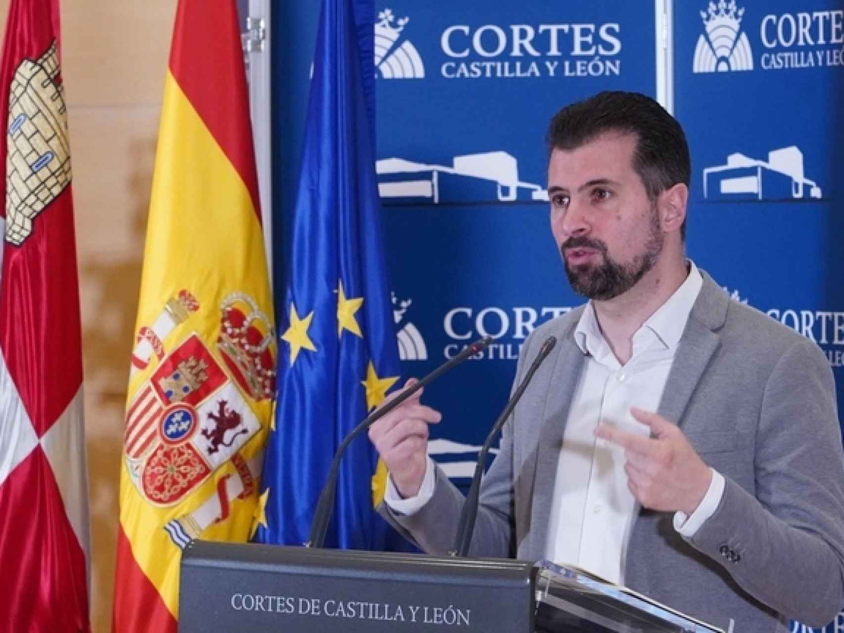 El líder socialista en Castilla y León, Luis Tudanca, durante la rueda de prensa de este martes en las Cortes.