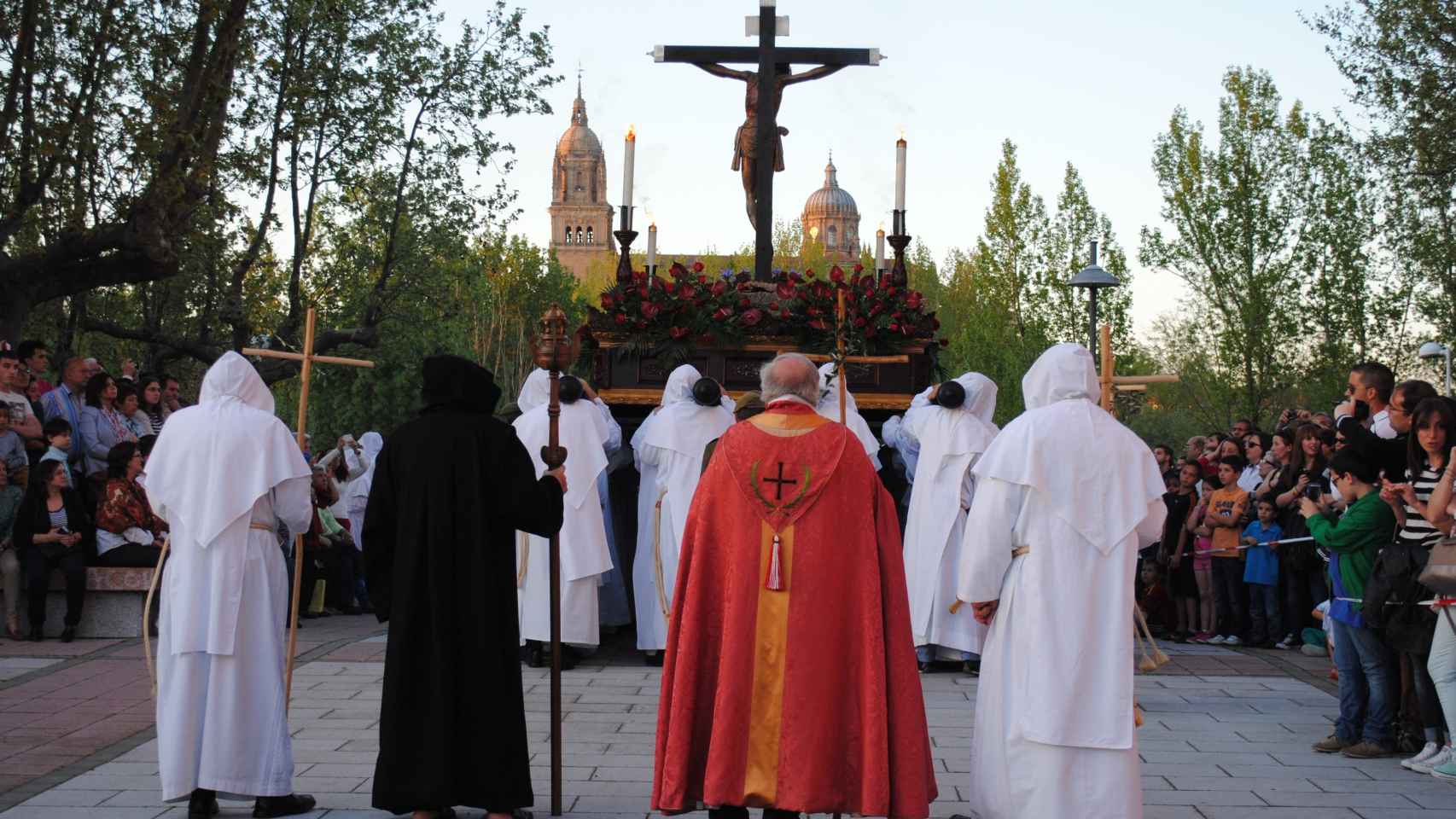 Procesión Cristo del Amor y de la Paz, con la Catedral al fondo
