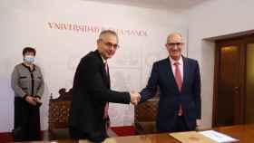 El rector de la USAL y el presidente de la Diputación firman el convenio de cesión