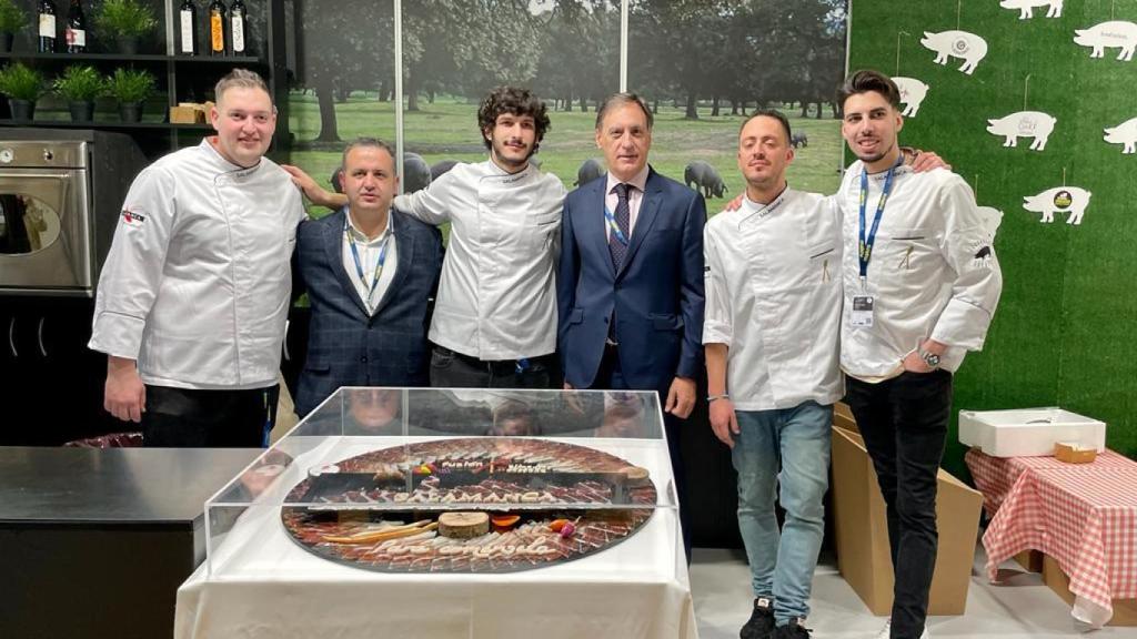 García Carbayo visita el stand de Salamanca en Madrid Fusión