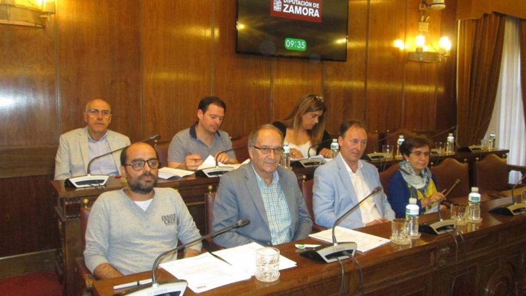 Grupo de Diputados Socialistas en un Pleno presencial de la Diputación de Zamora