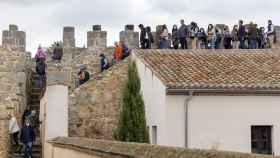 Turistas visitan la muralla de Ávila