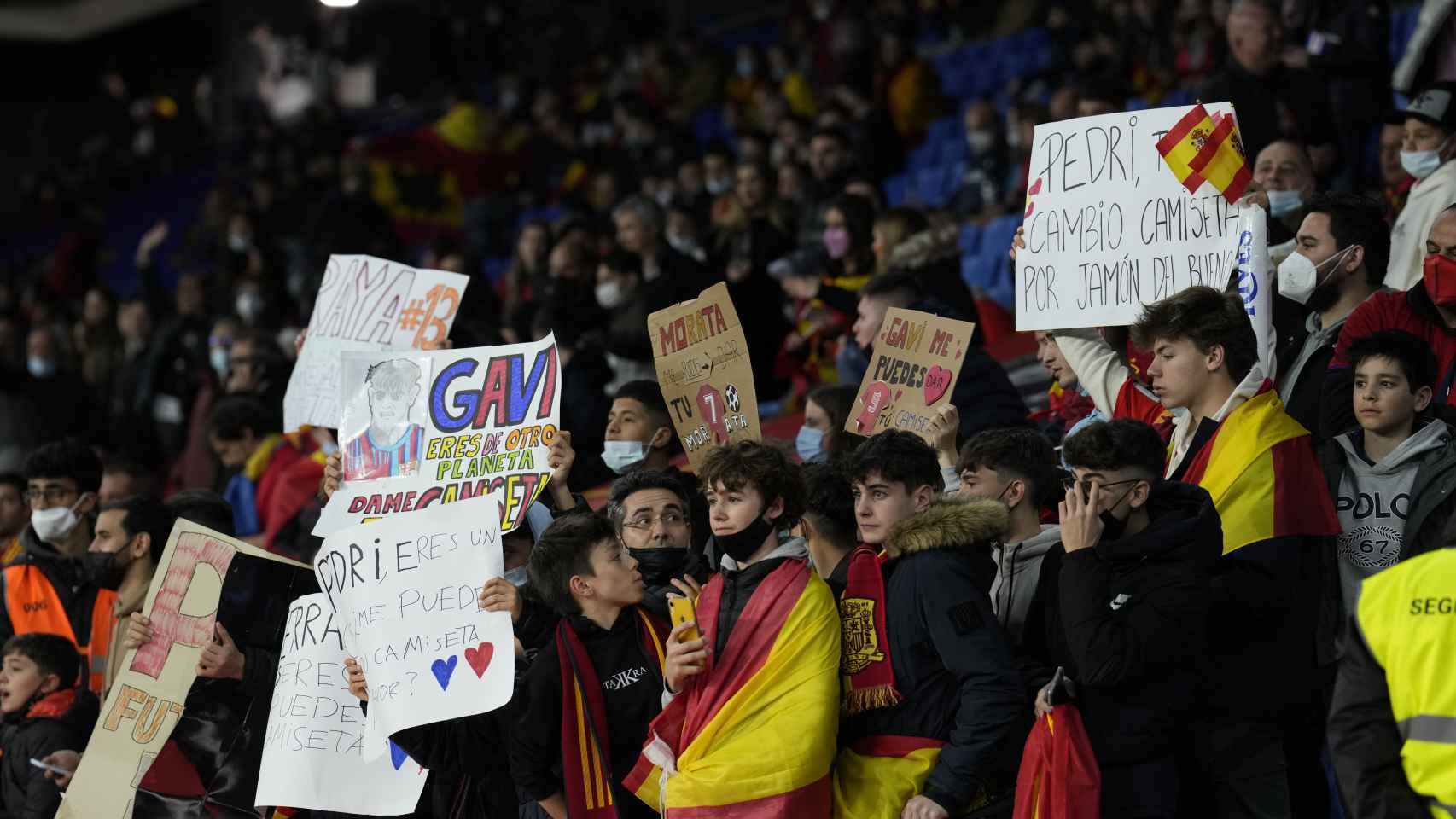 Aficionados siguiendo el España - Albania en el RCD Stadium de Barcelona