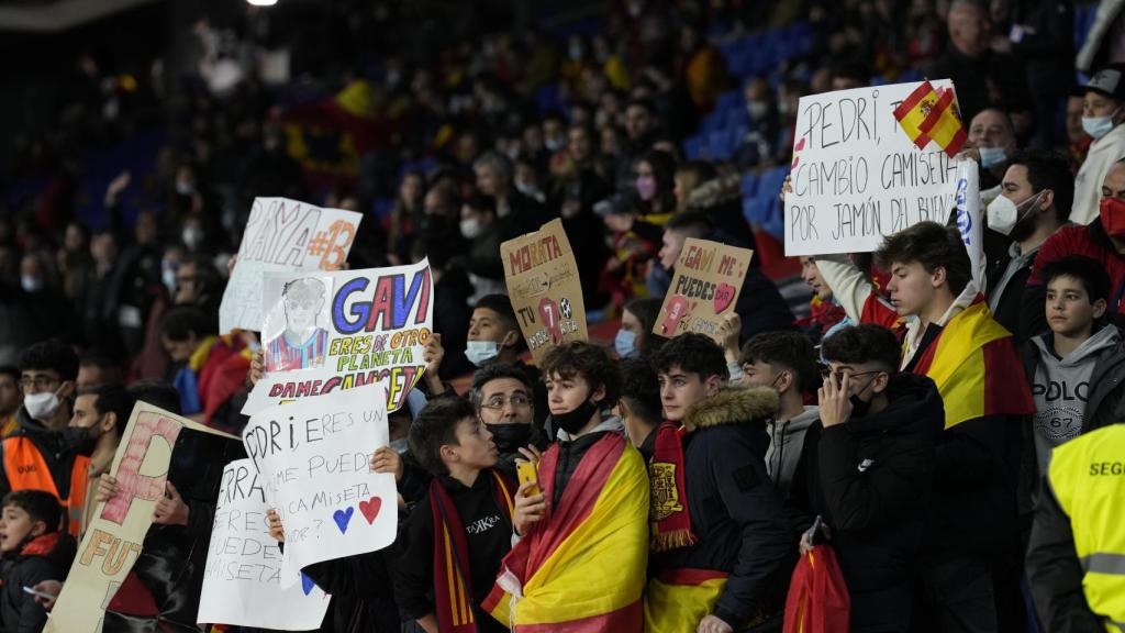 Aficionados siguiendo el España - Albania en el RCD Stadium de Barcelona