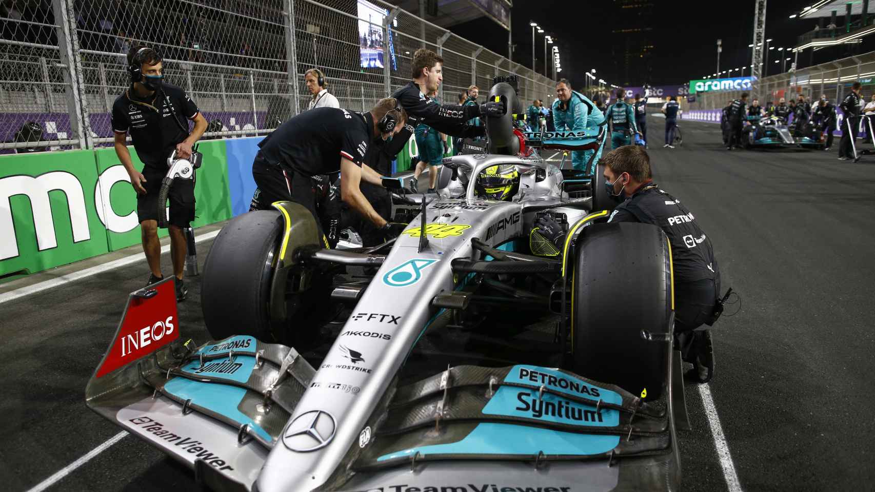 El Mercedes W13 en la parrilla de salida del Gran Premio de Arabia Saudí