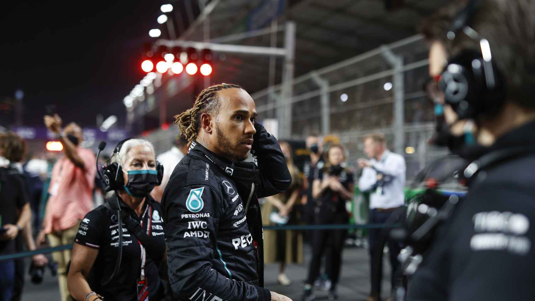 Lewis Hamilton en la parrilla antes del Gran Premio de Arabia Saudí