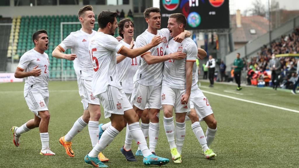 Los jugadores de España Sub21 celebran uno de los goles frente a Eslovaquia.