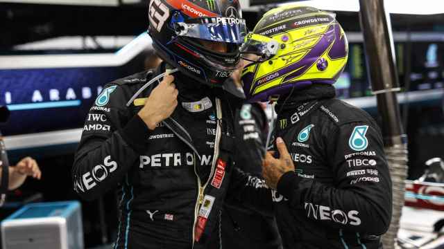 George Russell y Lewis Hamilton hablan en el box de Mercedes en Arabia Saudí