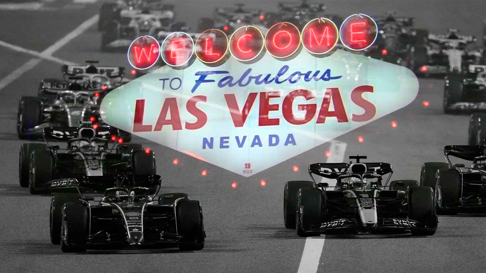 Fotomontaje de una carrera de Fórmula 1 y el famoso cartel de Las Vegas