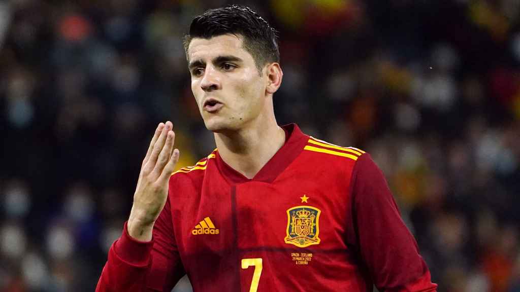 Álvaro Morata lanza un beso para celebrar su gol con la Selección