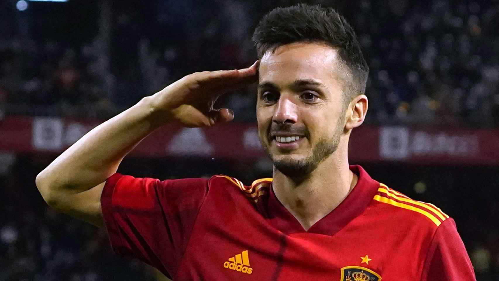 Pablo Sarabia celebra su gol con el saludo militar