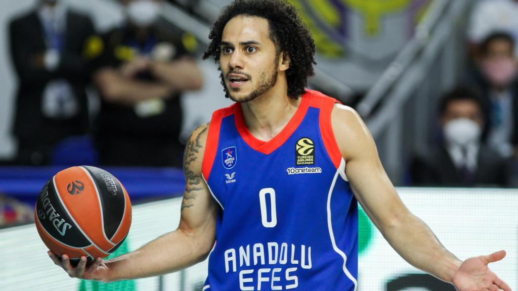 Shane Larkin durante un partido con Anadolu Efes ante el Real Madrid