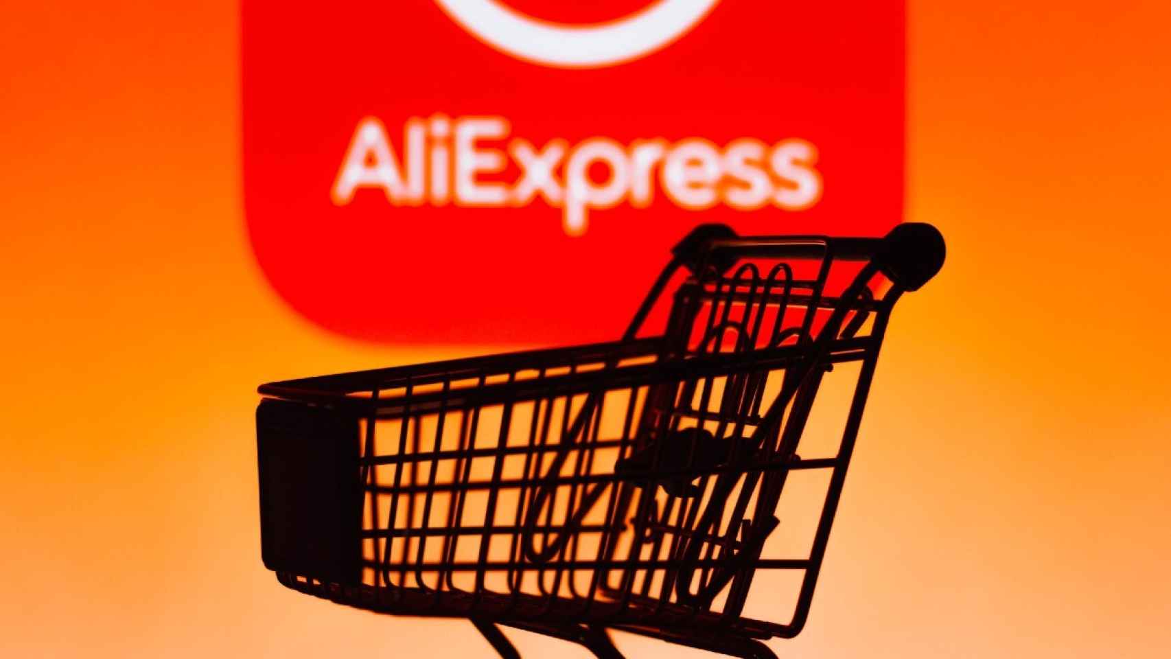 Un carro de la compra frente al logo de AliExpress.