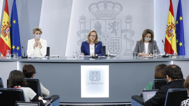 La vicepresidenta segunda y ministra de Trabajo, Yolanda Díaz; la vicepresidenta segunda y ministra de Asuntos Económicos, Nadia Calviño, y la vicepresidenta tercera y ministra para la Transición Ecológica, Teresa Ribera