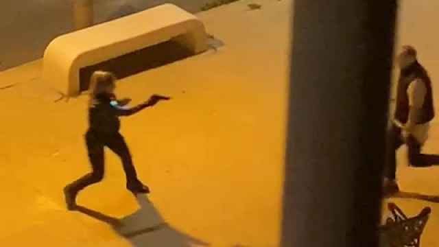 Video de una agente disparando a un hombre que trata de agredirla con un arma blanca, en Rincón de la Victoria.