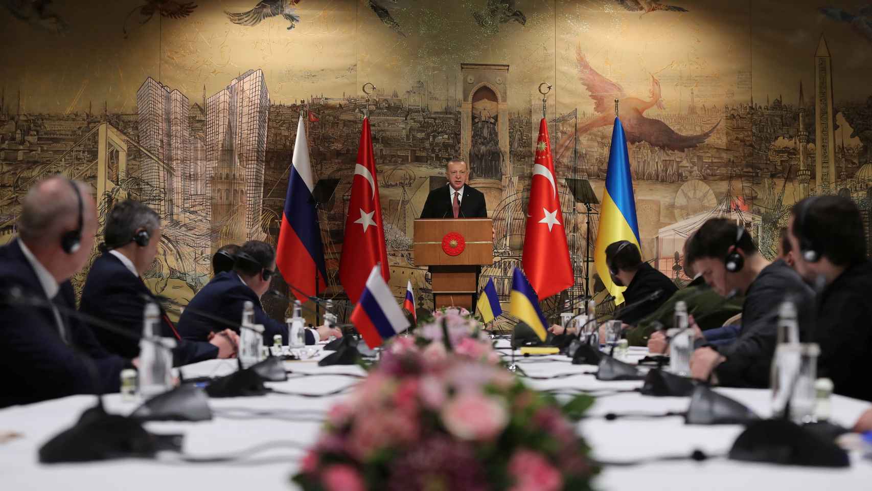Recep Tayyip Erdogan se dirige a las delegaciones de Rusia y Ucrania antes de su reunión en Estambul.