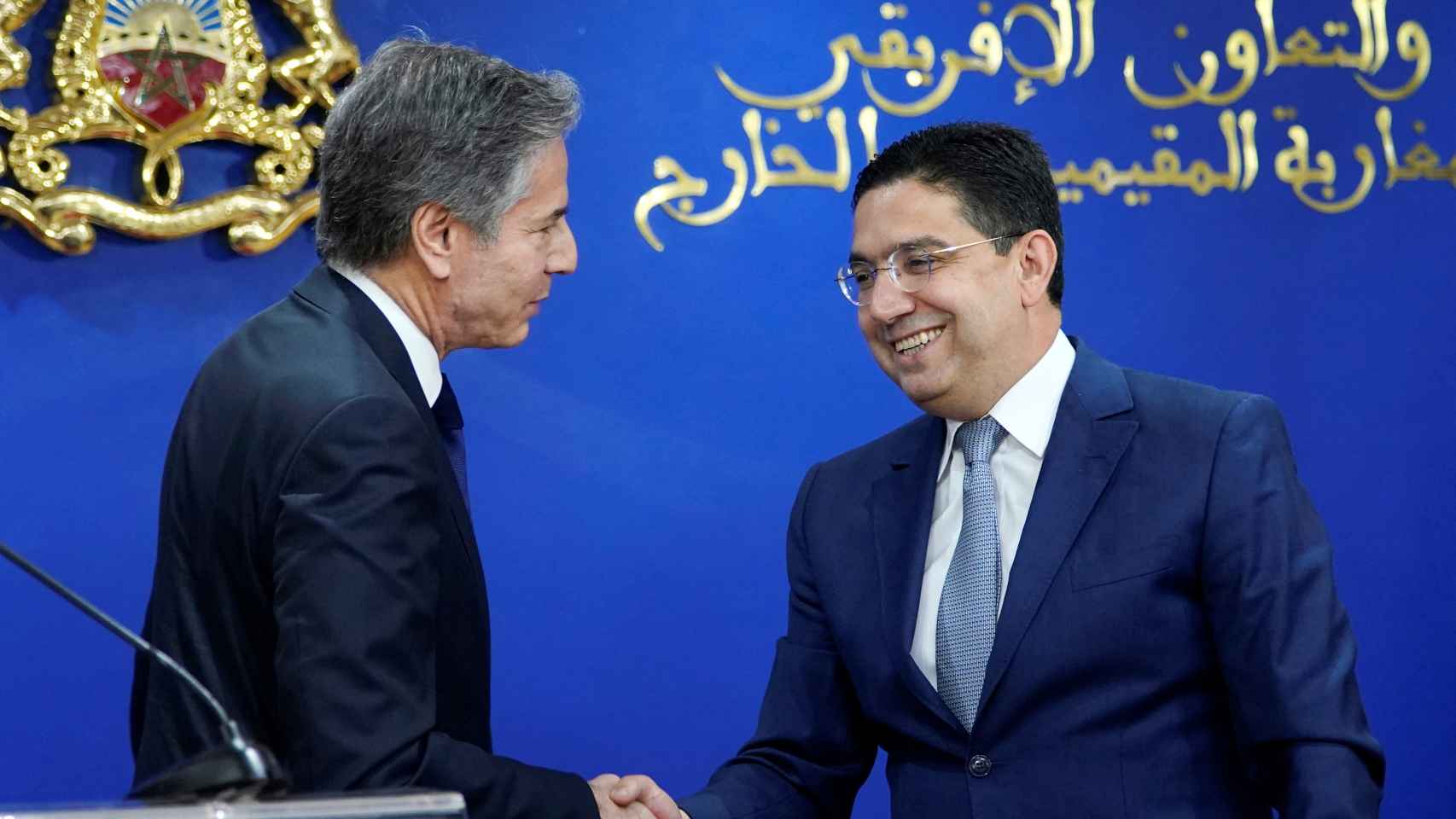 Antony Blinken estrecha la mano de Nasser Bourita, ministro de Exteriores de Marruecos.