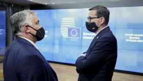 Viktor Orbán y Mateusz Morawiecki conversan durante una reunión del Consejo Europeo