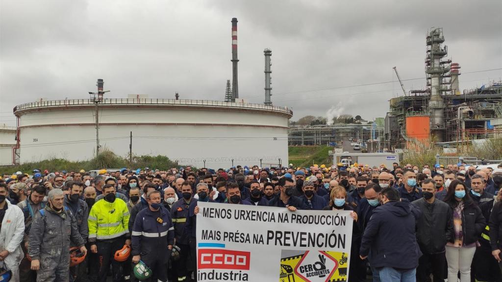 Concentración celebrada este martes a las puertas de la refinería de A Coruña.