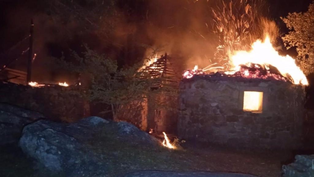 El incendio en las pallozas de San Roque, en Ribeira.