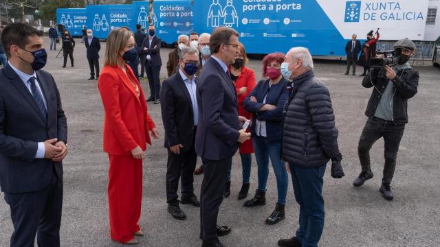 Alberto Núñez Feijóo y Fabiola García en la presentación de los autobuses.