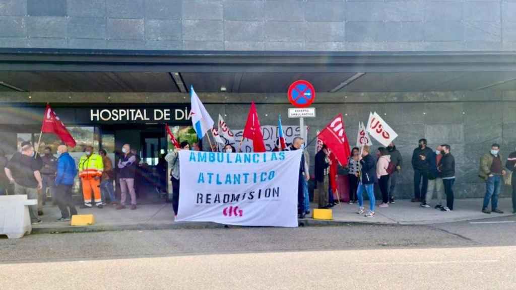 Unos 50 trabajadores protestan en Vigo por los incumplimientos de Ambulancias do Atlántico.