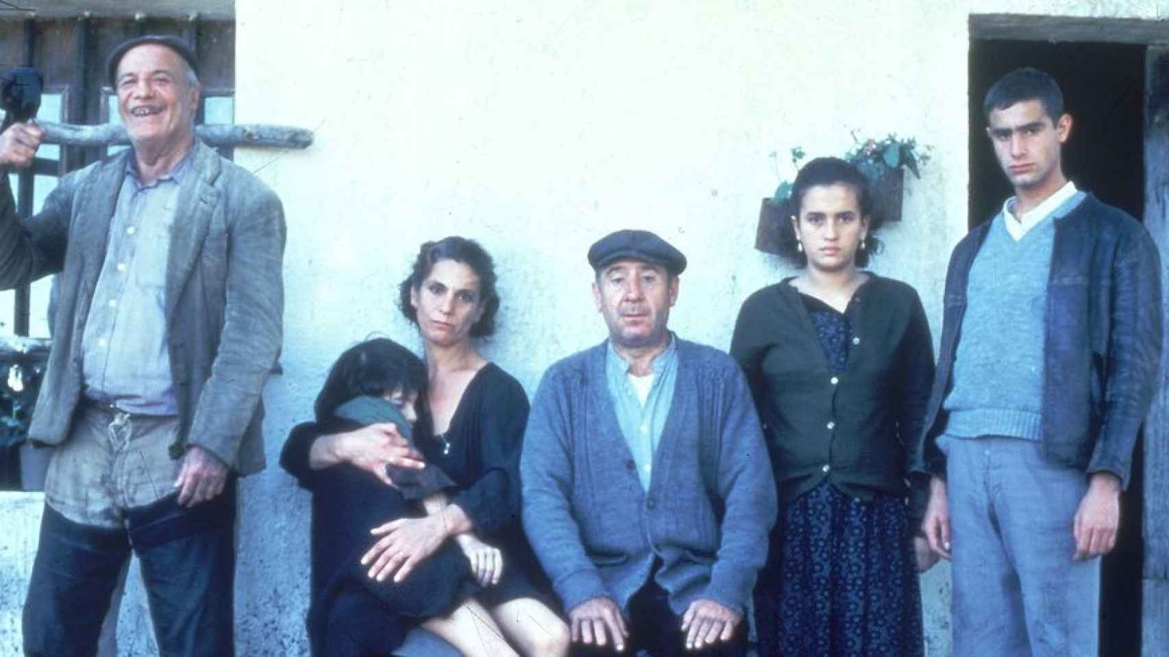 Fotograma de 'Los santos inocentes': Paco Rabal, Susana Sánchez, Terele Pávez, Alfredo Landa, Belén Ballesteros y Juan Sánchez.