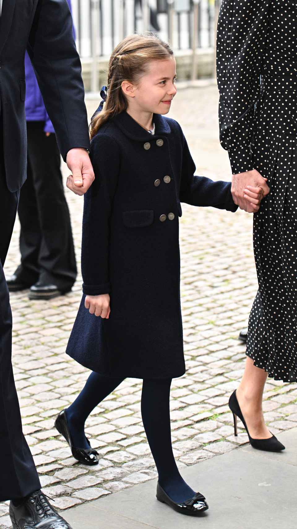 La princesa Charlotte estuvo en todo momento agarrada de la mano de su madre, la duquesa de Cambridge.