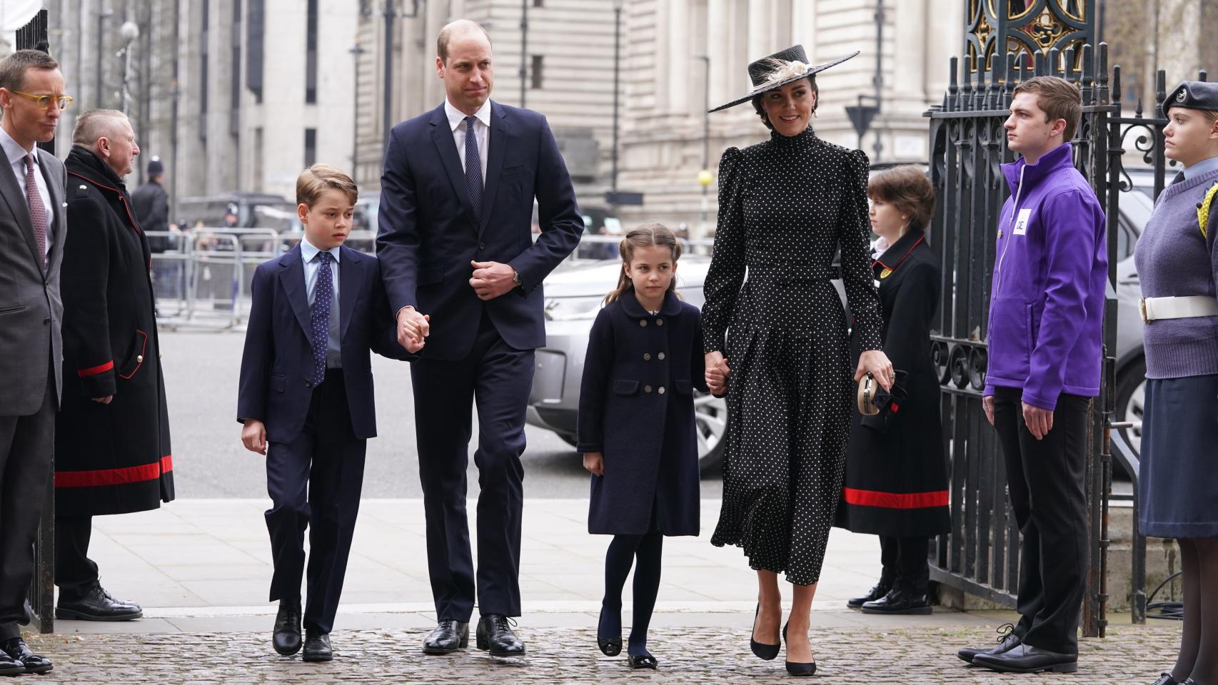 Los duques de Cambridge y dos de sus hijos, los príncipes George y Charlote, en la misa en servicio del duque de Edimburgo.