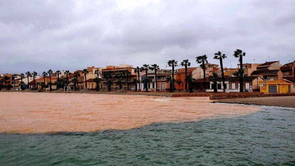 Imagen de Ana Pardo Martínez, publicada en Facebook por Salvemos el Mar Menor, para denunciar el estado que presenta la albufera el 25 de marzo en el municipio de Los Alcázares.