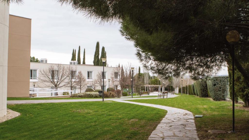 La zona de los jardines, de los que puede disfrutar Concha Velasco en su nuevo hogar.