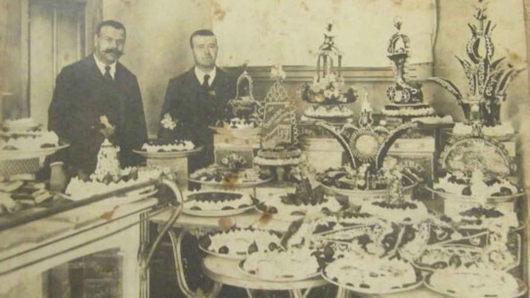 Los hermanos fundadores, en la pastelería a principios del siglo XX.