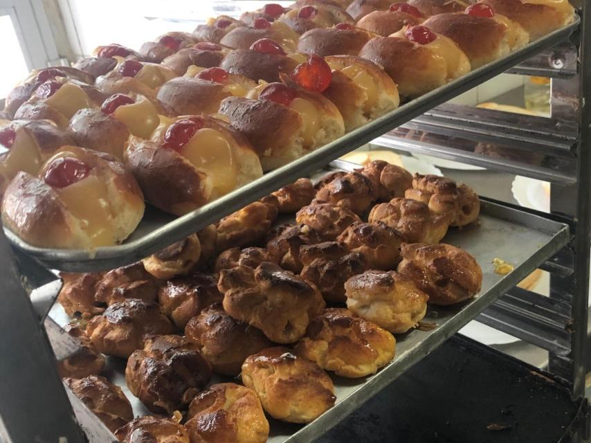 Algunos de los pasteles surtidos, instantes antes de salir al expositor para su venta.