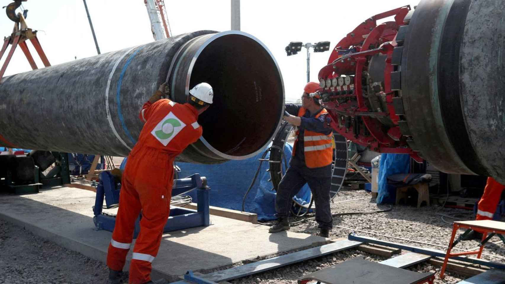 Obreros trabajando en la construcción del gasoducto Nord Stream 2 entre Rusia y Alemania.