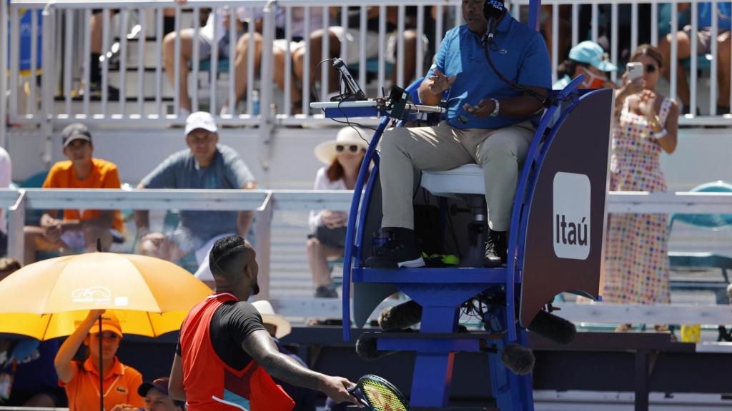 Nick Kyrgios discutiendo con el juez de silla