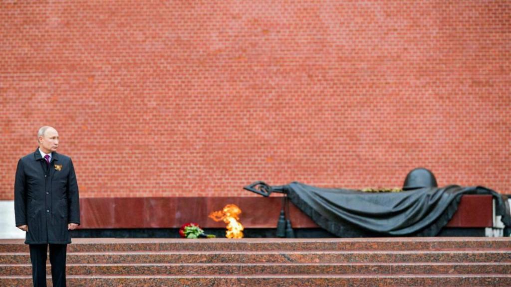 El presidente ruso, Vladímir Putin, rinde homenaje a los soldados caídos y a los veteranos de la Segunda Guerra Mundial, en 2020 en Moscú.