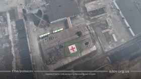 Imagen aérea de la sede de Cruz Roja bombardeada este miércoles en Mariúpol.