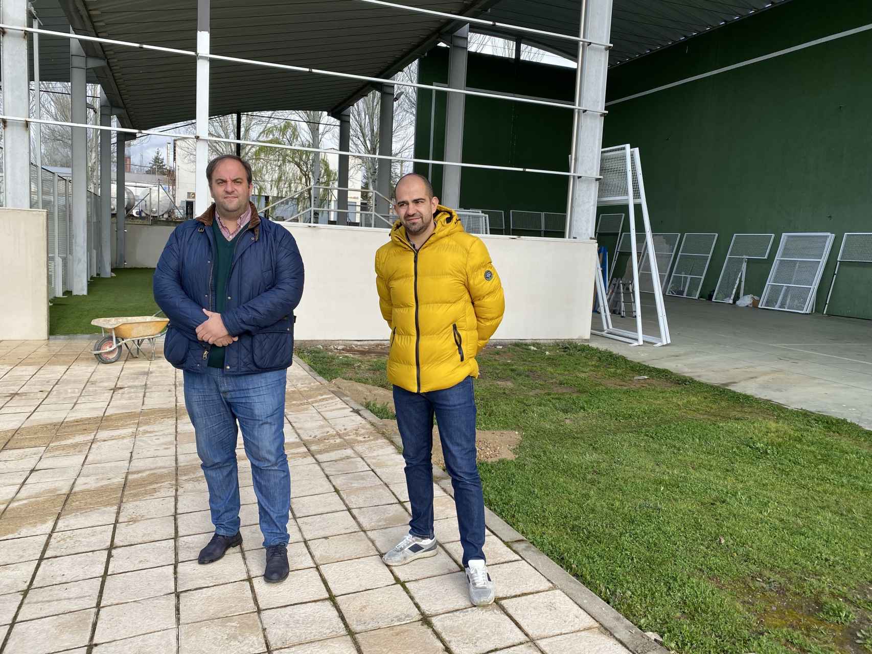 El alcalde de Guijuelo, Roberto Martín, y el concejal de Deportes, Carlos Arasa, visitan las instalaciones deportivas