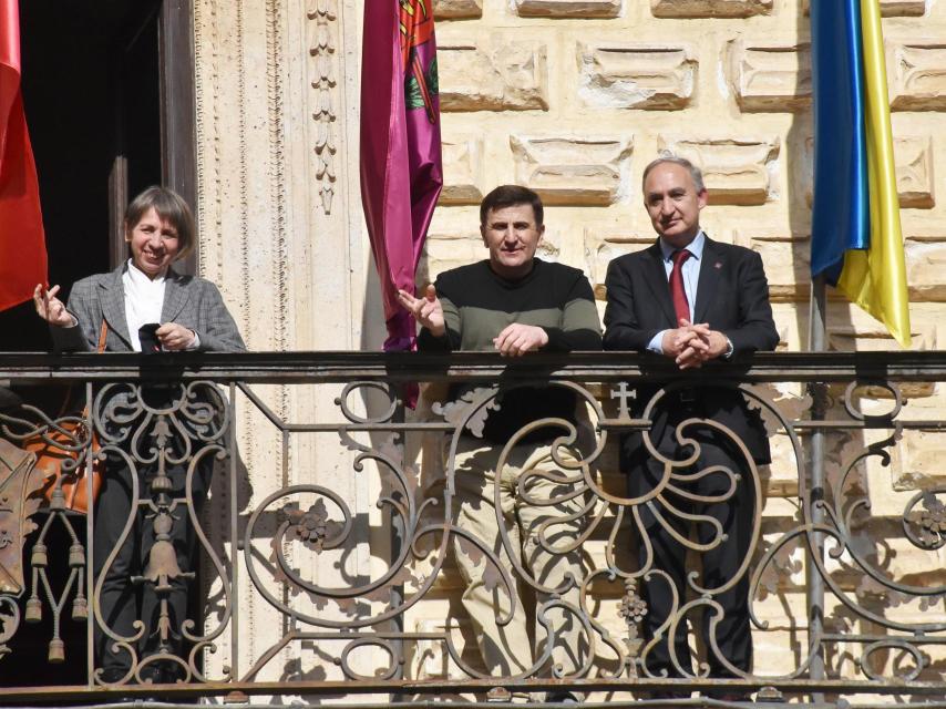 De izquierda a derecha: Lyudmyla D. Zahvoyska y Ivan Sopushynkyy (profesores) y Antonio Largo, rector de la Universidad de Valladolid
