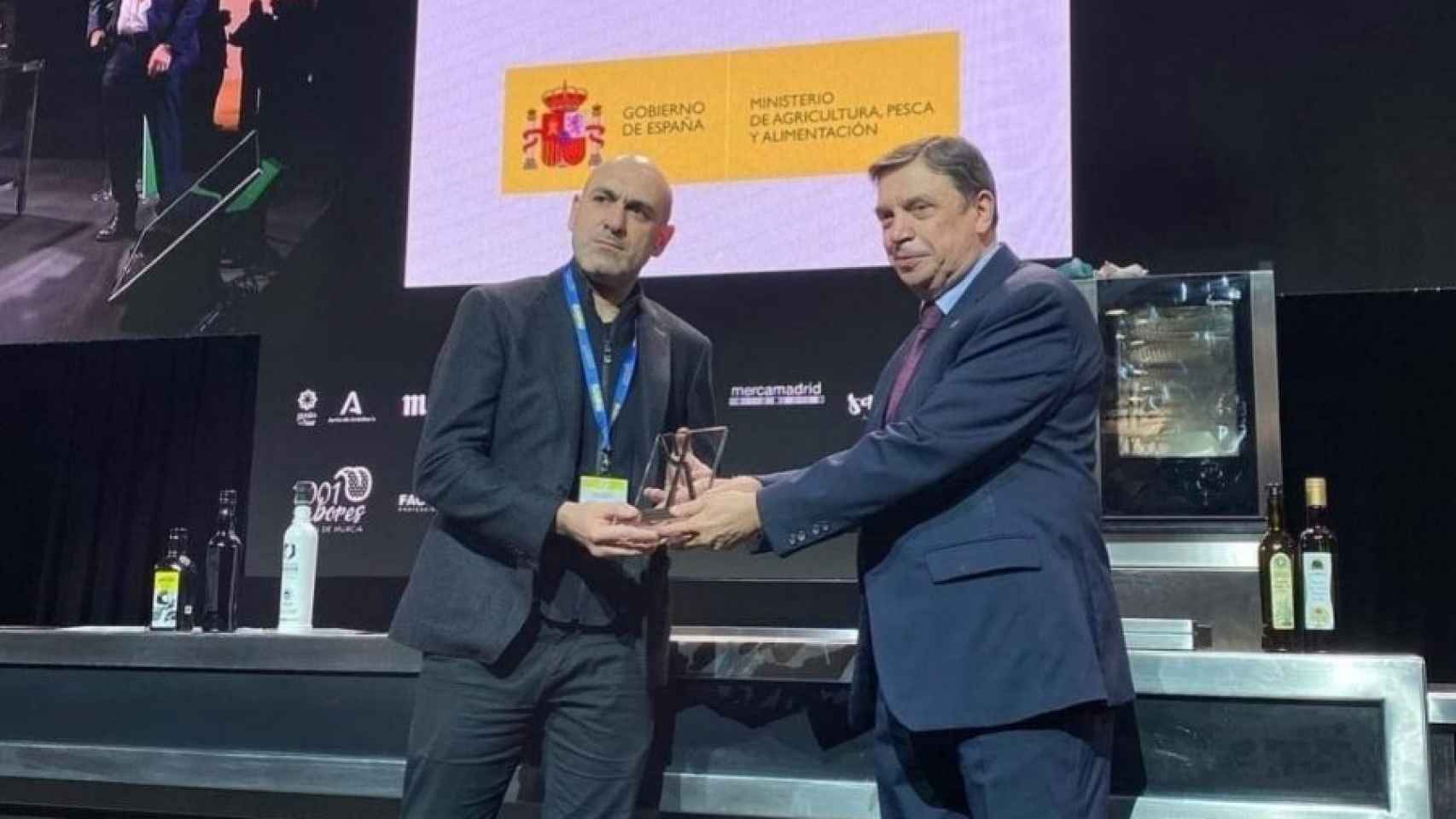 El cocinero zamorano Luis Alberto Lera recibe el premio Alimentos de España de manos del ministro de Agricultura, Pesca y Alimentación, Luis Planas